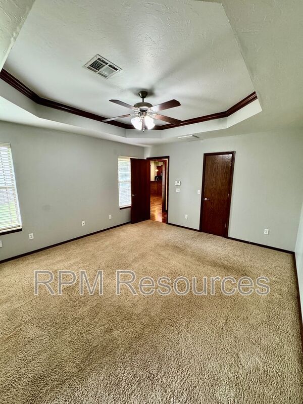 Building Photo - 916 Ethan Ln