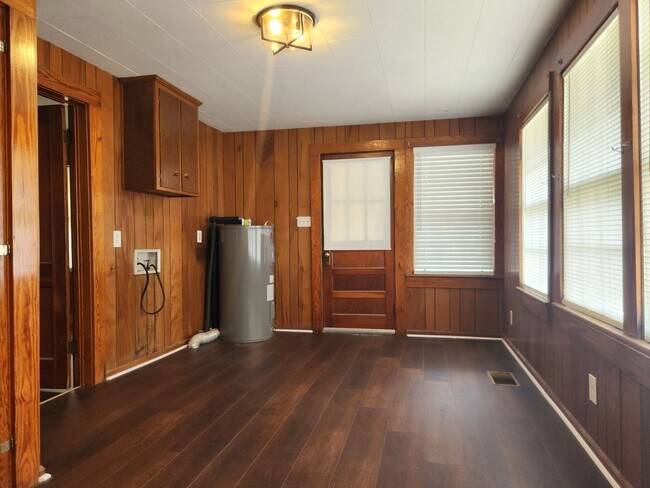 Building Photo - Charming 3-bedroom, 1.5-bathroom home loca...