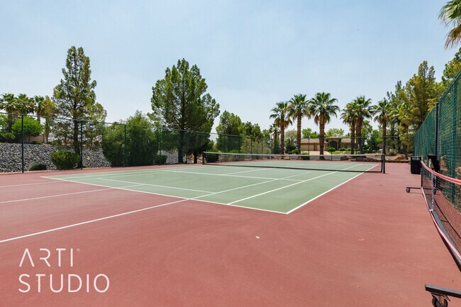 Building Photo - Stunning 3-Bedroom Home with Private Backy...