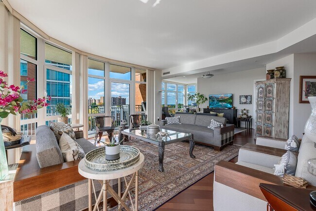 Building Photo - 8220 Crestwood Heights Dr