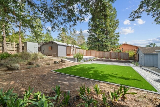 Building Photo - 789 Cañada Rd