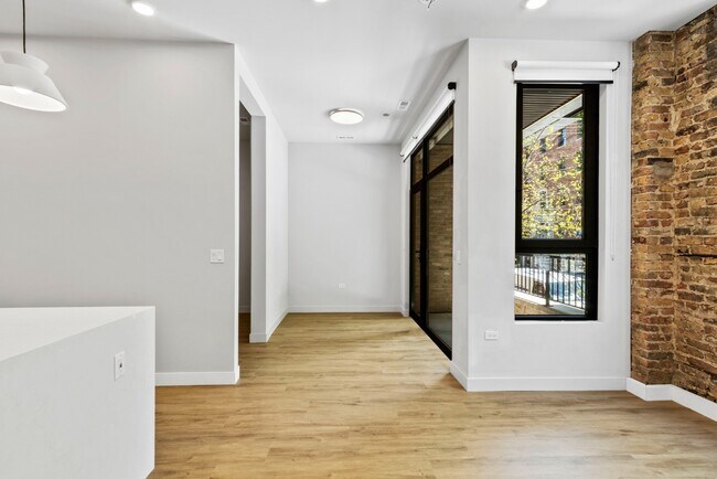 Building Photo - Premiere West Loop 1 Bed/ 1 Bath! Condo Quality Interiors! 4/1 Availability Date!