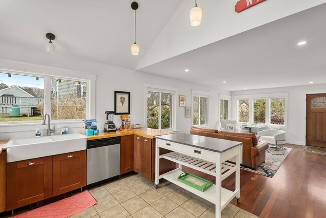 Building Photo - Year-round 3-Bedroom Home in Rockport