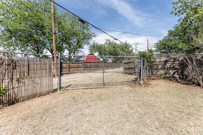 Building Photo - Remodeled throughout, 3/2/1
