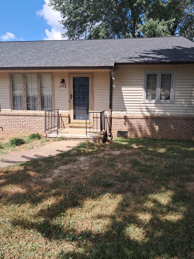 Building Photo - 1706 Ridgewood Dr