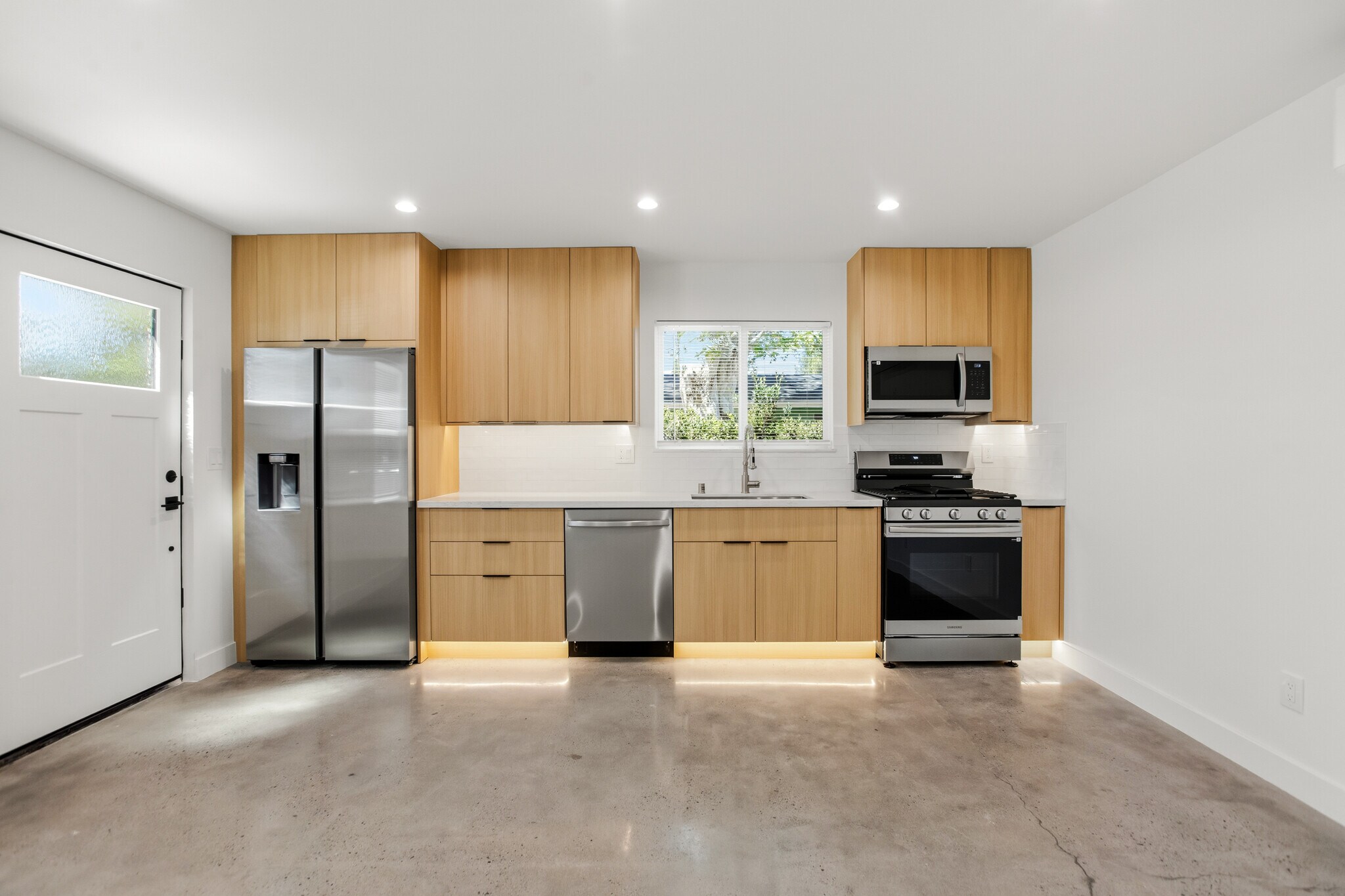 Building Photo - 7314 Fallbrook Ave