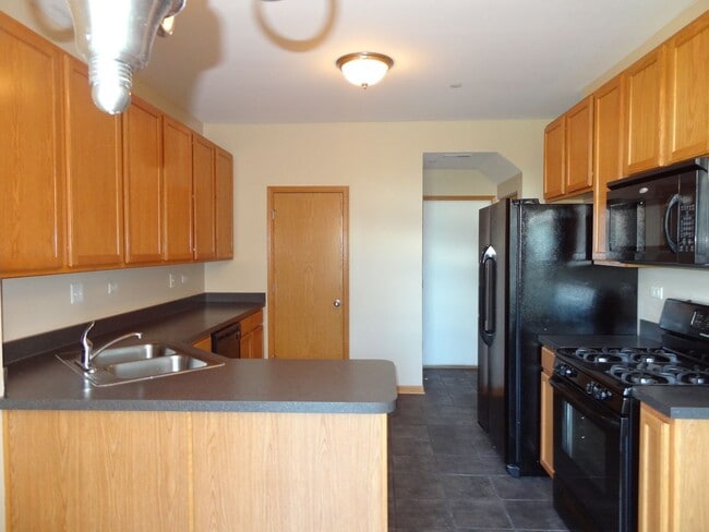 Building Photo - 3 BEDROOM, 1.1 BATH TOWNHOME IN BRISTOL BA...
