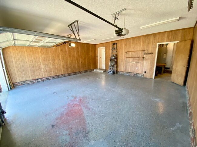 Building Photo - 2560 Nicholson Dr