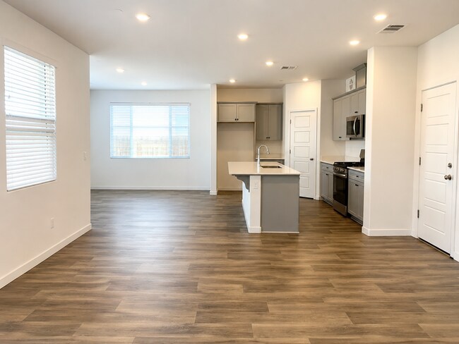 Building Photo - 2806 N Applegate Ave