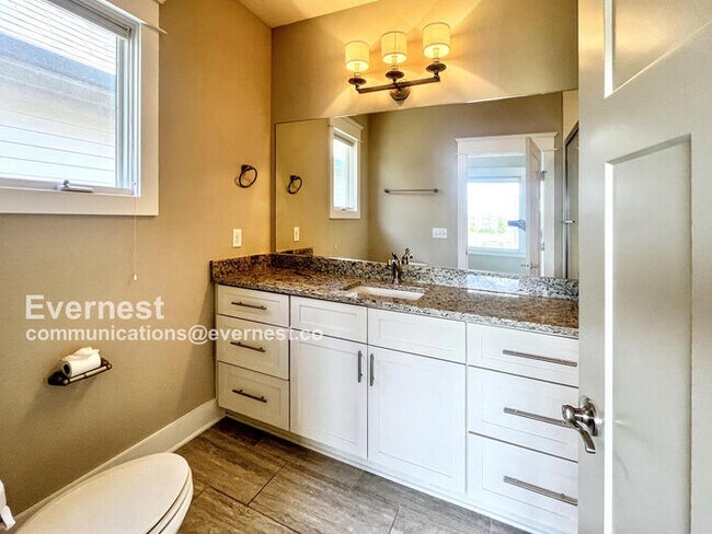 Building Photo - Lovely 2-Bedroom Home with Modern Amenitie...