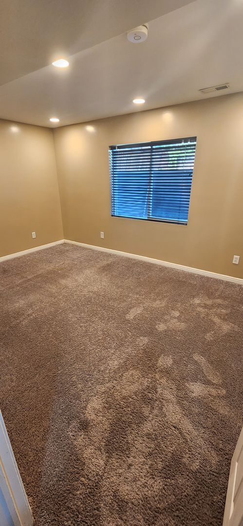 Building Photo - 4 Bedroom Salt Lake Home!