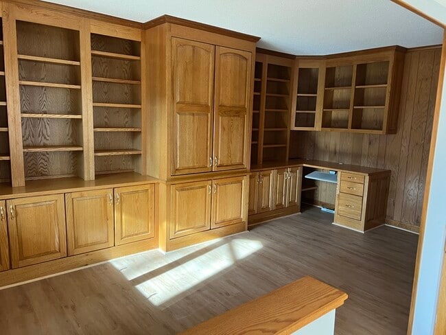 Building Photo - 303 Lake Pointe Dr