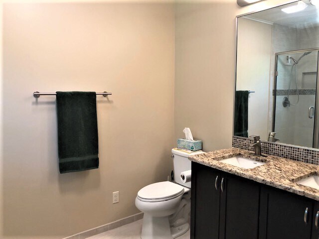 Building Photo - Updated Broadmoor Home!!