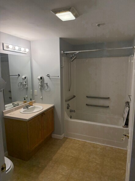 Building Photo - 6 Crestview Cir