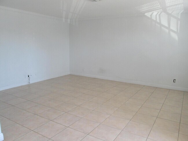 Building Photo - 405 N Cypress Dr