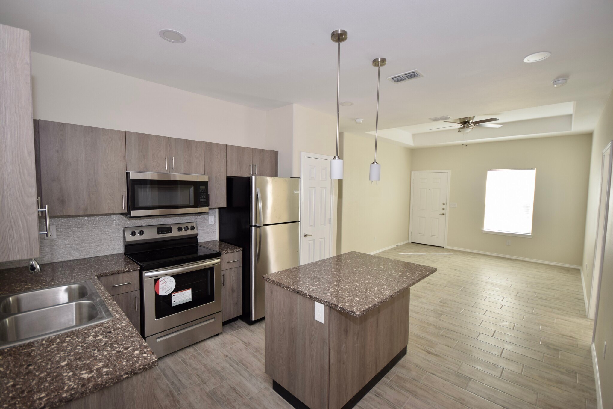 Building Photo - 5000 N Hiawatha Dr