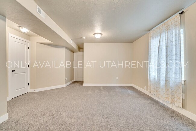 Building Photo - 931 Delorean Ln