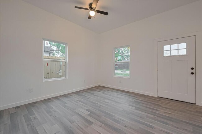 Building Photo - 9005 Hilda St
