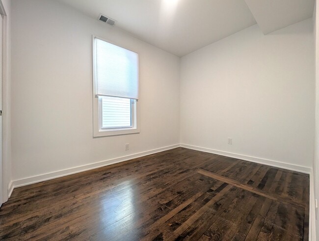 Building Photo - 2437 W Leland Ave