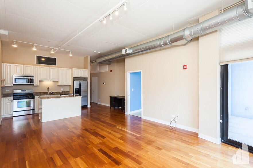 Primary Photo - 740 W Fulton St