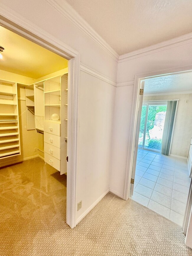 Building Photo - Distinctive and Spacious 5-BR Home in Bloomington