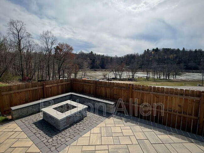 Building Photo - 207 Riverside View Dr