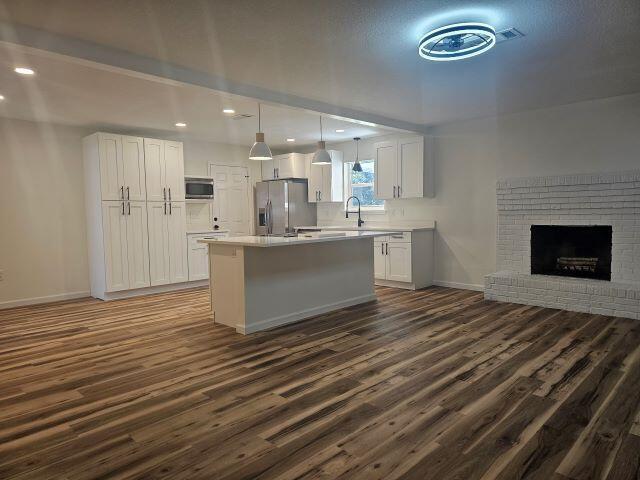 Building Photo - 600 Burgundy Ln