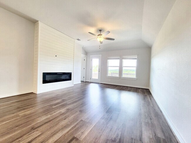 Building Photo - Beautiful 3-Bedroom, 2-Bath Modern Home fo...