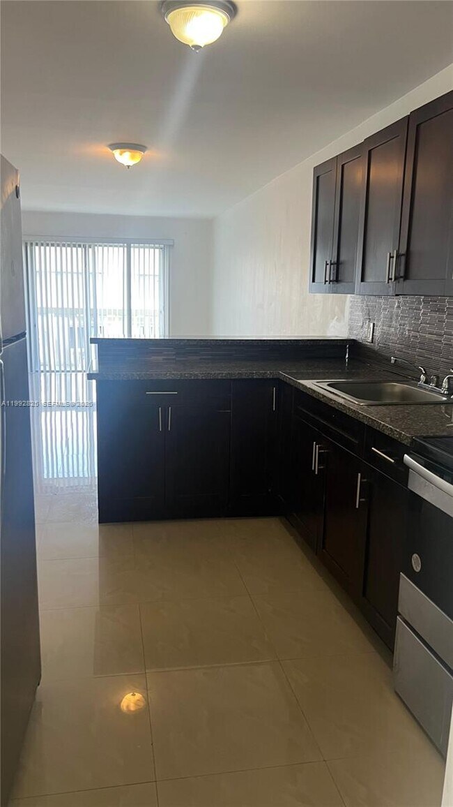 Building Photo - 15205 NE 6th Ave