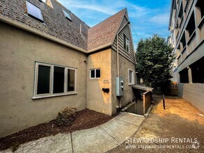 Building Photo - Adorable apartment by UO!