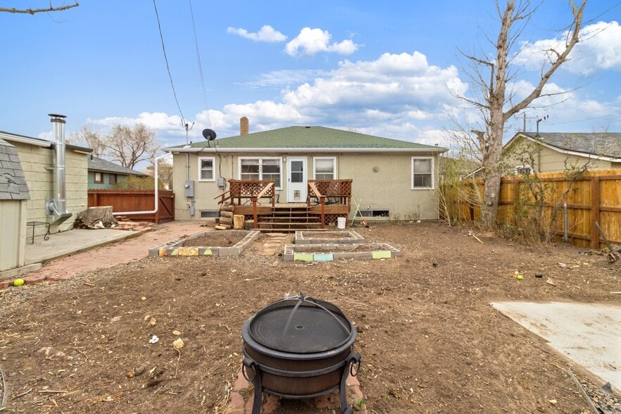 Building Photo - 1109 E Flint St