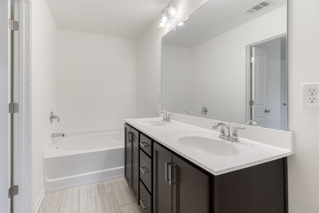 Building Photo - 5070 Longview Walk