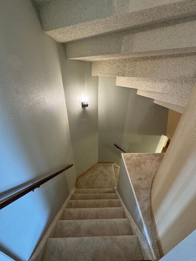 Building Photo - 5 Bedroom Home in Broadmoor Bluffs