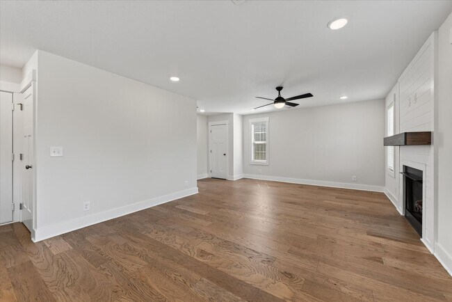Building Photo - 393 Frontier Dr