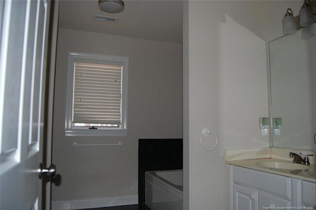 Building Photo - 1165 Greenbriar Dr