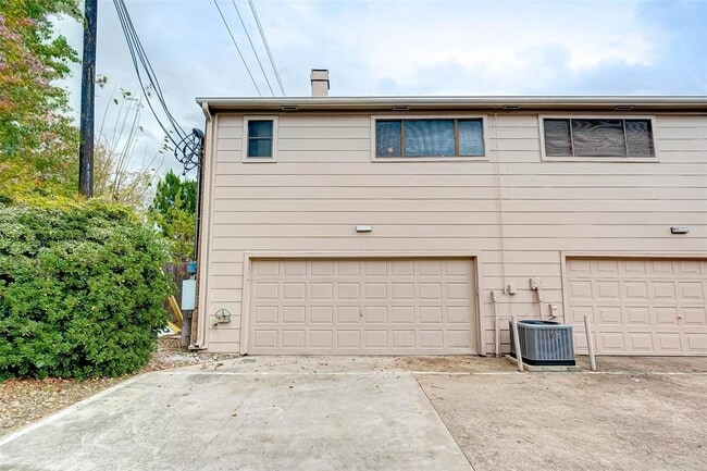 Building Photo - 13922 Hollowgreen Dr