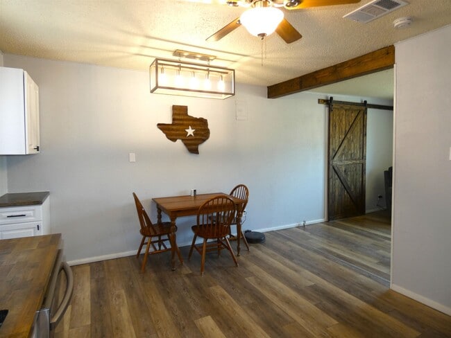 Building Photo - 1101 E College St