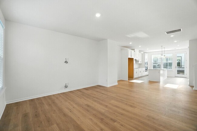 Building Photo - Brand-new three-story townhome in the Univ...