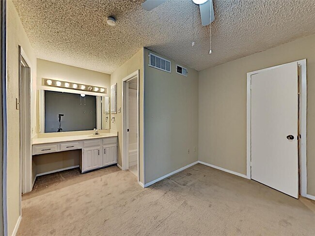 Building Photo - 777 Custer Rd