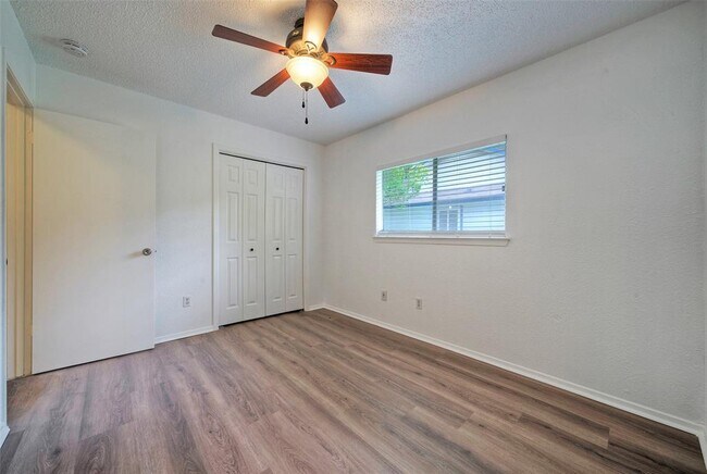 Building Photo - 702 Twin Oak Trail