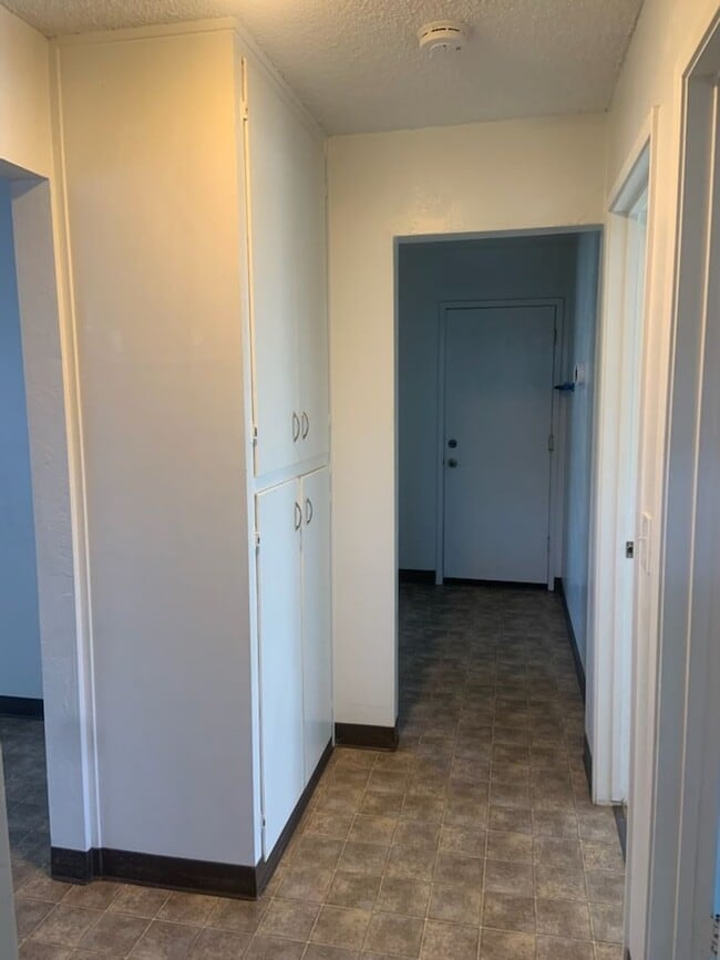 Building Photo - 656 E Bronte Ave