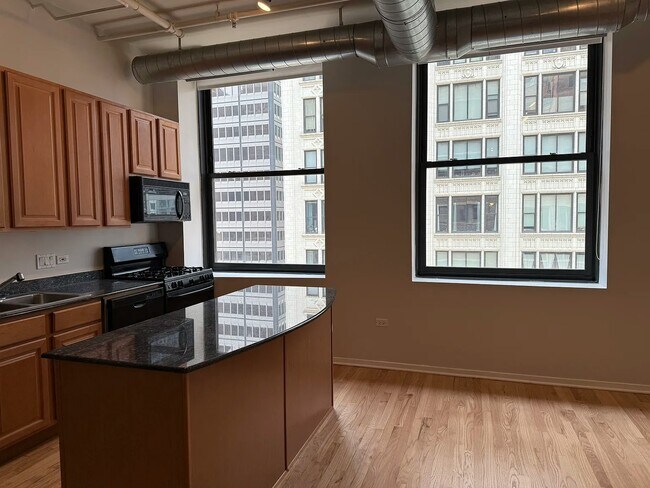 Building Photo - 6 E Monroe St