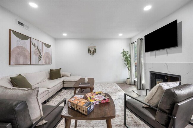 Building Photo - 6413 Chimney Creek Cir