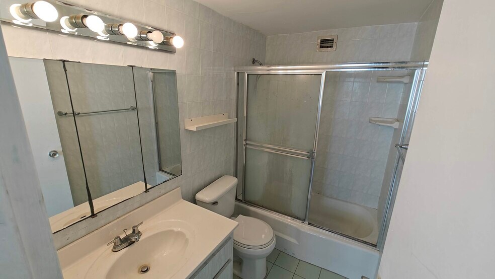 Building Photo - 999 Brickell Bay Dr