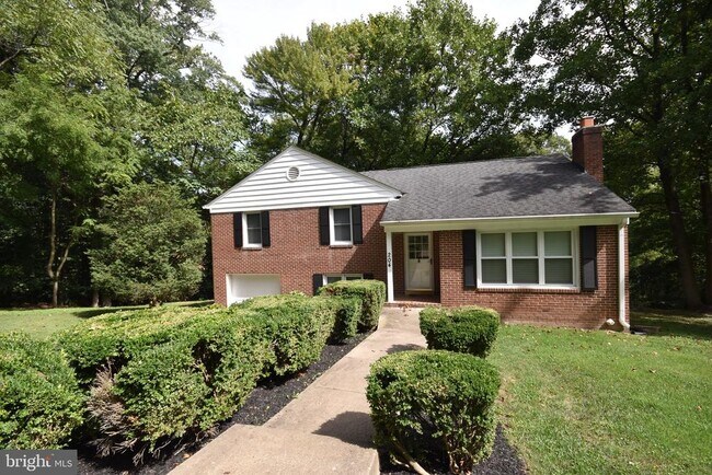 Building Photo - 204 W Locust St
