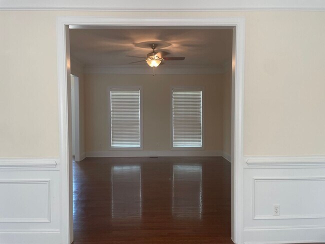 Building Photo - Outstanding Five Bedroom Three Full Bathro...
