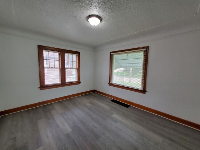 Building Photo - FOR RENT- Large Home with Fenced in Yard n...