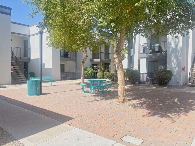 Building Photo - 740 W Elm St