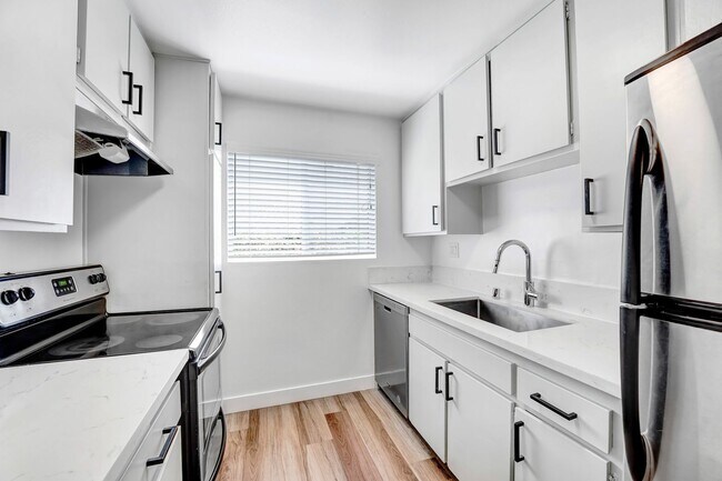 Interior Photo - 843 18th St in Santa Monica.  Steps to Montana Ave!
