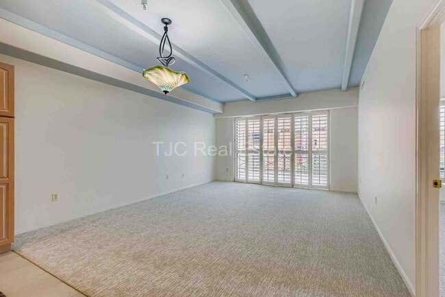 Building Photo - MOVE IN  SPECIAL